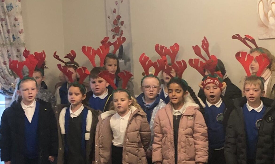 Moorgate Hollow Choir Performance.